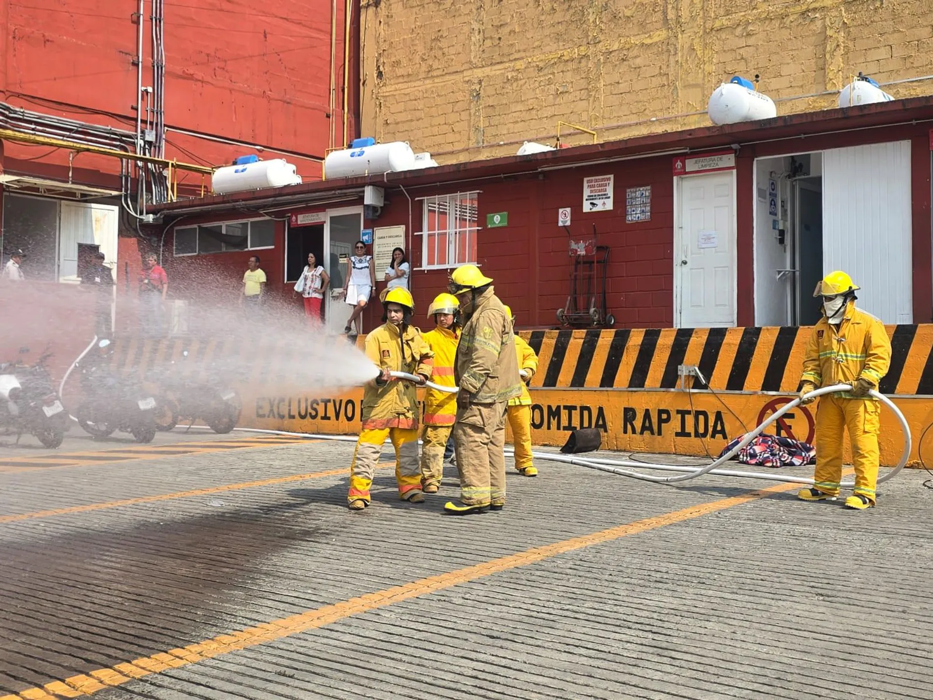 Equipo especializado en protección civil y brigadas de emergencia