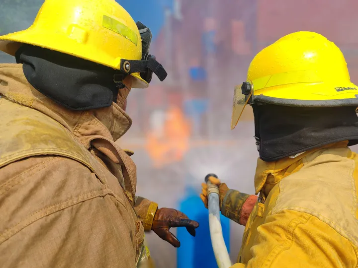 Equipo especializado en protección civil y brigadas de emergencia